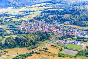 Dorfansicht am Morgen aus Süden in Völkersweiler im Bundesland Rheinland-Pfalz, Deutschland