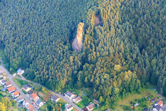 Kletterfelsen Friedrichsfelsen am Morgen aus Osten in Lug im Bundesland Rheinland-Pfalz, Deutschland