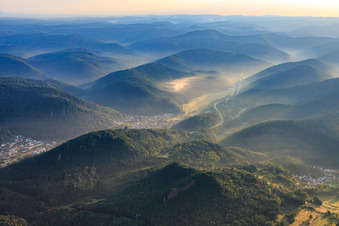 Ortsansicht im Queichtal des Pfälzerwalds am Morgen aus Südwesten in Wilgartswiesen im Bundesland Rheinland-Pfalz, Deutschland