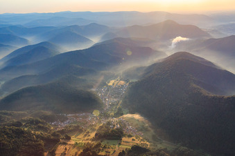 Dorfansicht im Pfälzerwald am Morgen aus Westen in Spirkelbach im Bundesland Rheinland-Pfalz, Deutschland
