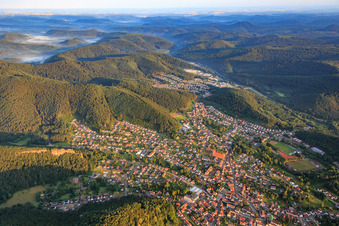 Stadtübersicht am Morgen aus Osten in Hauenstein im Bundesland Rheinland-Pfalz, Deutschland