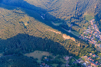Kletterfels Burghalder Felsen am Morgen aus Osten in Hauenstein im Bundesland Rheinland-Pfalz, Deutschland