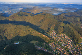 Luftbild von Kletterfels Burghalder Felsen am Morgen aus Osten in Hauenstein im Bundesland Rheinland-Pfalz, Deutschland