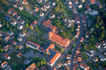 Luftaufnahme von Kirchengebäude der Christkönigskirche im Altstadt- Zentrum der Innenstadt in Hauenstein im Bundesland Rheinland-Pfalz, Deutschland
