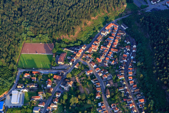 Bahnhofstraße und Sportplätze des Turnverein 1901 e.V. Hauenstein im Bundesland Rheinland-Pfalz, Deutschland