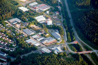 Gebäude und Produktionshallen auf dem Werksgelände Josef Seibel Schuhfabrik GmbH in Hauenstein im Bundesland Rheinland-Pfalz, Deutschland
