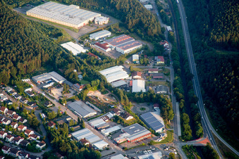 Luftbild von Gebäude und Produktionshallen auf dem Werksgelände Josef Seibel Schuhfabrik GmbH in Hauenstein im Bundesland Rheinland-Pfalz, Deutschland