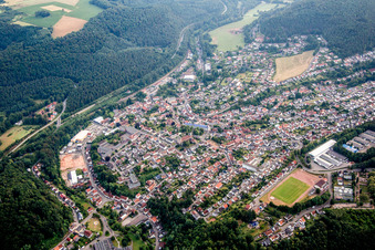 Ortsansicht der Straßen und Häuser der Wohngebiete in Waldfischbach-Burgalben im Bundesland Rheinland-Pfalz, Deutschland