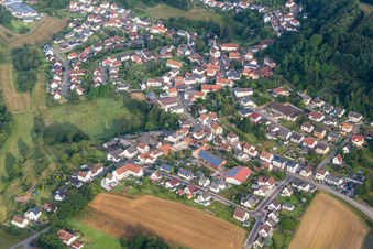 Dorf - Ansicht am Rande von landwirtschaftlichen Feldern und Nutzflächen in Lambsborn im Bundesland Rheinland-Pfalz, Deutschland