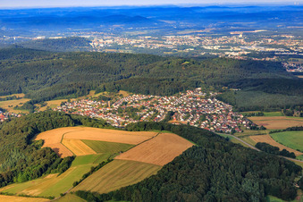 Dorfansicht in der Südwestpfalz aus Osten in Lambsborn im Bundesland Rheinland-Pfalz, Deutschland