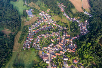 Luftbild von Dorf - Ansicht am Rande von landwirtschaftlichen Feldern und Nutzflächen in Lambsborn im Bundesland Rheinland-Pfalz, Deutschland