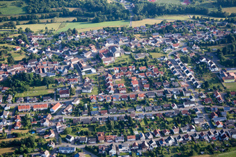 Ortsansicht der Straßen und Häuser der Wohngebiete in Schönenberg-Kübelberg im Bundesland Rheinland-Pfalz, Deutschland