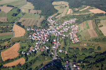 Dorf - Ansicht am Rande von landwirtschaftlichen Feldern und Nutzflächen in Frohnhofen im Bundesland Rheinland-Pfalz, Deutschland
