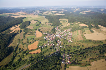 Luftbild von Dorf - Ansicht am Rande von landwirtschaftlichen Feldern und Nutzflächen in Frohnhofen im Bundesland Rheinland-Pfalz, Deutschland