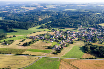 Luftbild von Dorf - Ansicht am Rande von landwirtschaftlichen Feldern und Nutzflächen im Ortsteil Reitscheid in Freisen im Bundesland Saarland, Deutschland