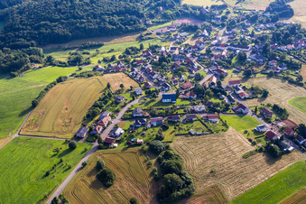 Luftaufnahme von Dorf - Ansicht am Rande von landwirtschaftlichen Feldern und Nutzflächen im Ortsteil Reitscheid in Freisen im Bundesland Saarland, Deutschland