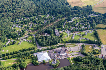 Luftaufnahme von Ferienhaus- Anlage des Ferienparks Ferienpark Hambachtal in Oberhambach im Bundesland Rheinland-Pfalz, Deutschland