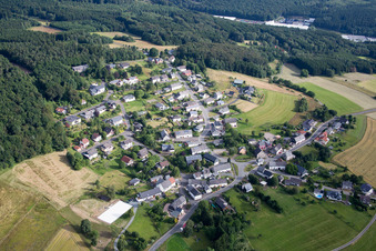 Dorf - Ansicht am Rande von landwirtschaftlichen Feldern und Nutzflächen in Hattgenstein im Bundesland Rheinland-Pfalz, Deutschland