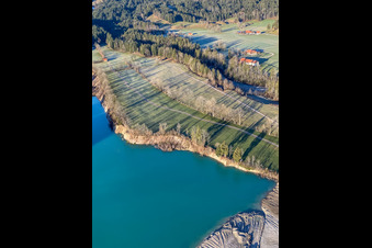 Ufer des Baggersee im Ortsteil Schlegldorf in Lenggries im Bundesland Bayern, Deutschland
