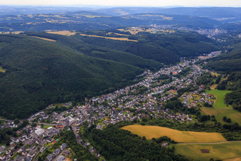 Luftbild von Ortsasicht aus Westen im Ortsteil Tiefenstein in Idar-Oberstein im Bundesland Rheinland-Pfalz, Deutschland