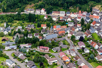 Kirchengebäude im Dorfkern im Ortsteil Kirchenbollenbach in Idar-Oberstein im Bundesland Rheinland-Pfalz, Deutschland