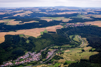 Dorf - Ansicht am Rande von landwirtschaftlichen Feldern und Nutzflächen in Heinzenhausen im Bundesland Rheinland-Pfalz, Deutschland