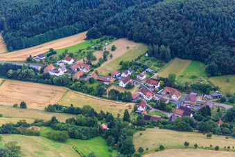 Dorfansicht aus Norden im Ortsteil Messersbacherhof in Gundersweiler im Bundesland Rheinland-Pfalz, Deutschland