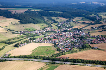 Luftbild von Dorf - Ansicht am Rande von landwirtschaftlichen Feldern und Nutzflächen in Münchweiler an der Alsenz im Bundesland Rheinland-Pfalz, Deutschland