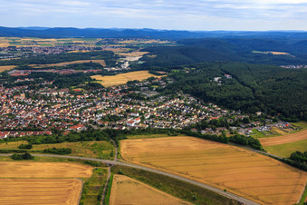 Luftaufnahme von Stadtansicht aus Norden in Eisenberg im Bundesland Rheinland-Pfalz, Deutschland