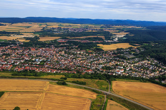 Schrägluftbild von Stadtansicht aus Norden in Eisenberg im Bundesland Rheinland-Pfalz, Deutschland