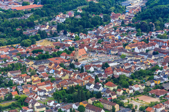 Am Martkplatz mit Kirche  St. Matthäus in Eisenberg im Bundesland Rheinland-Pfalz, Deutschland