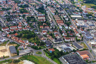 Kreisverkehr mit Denkmallok an der Boschstr in Eisenberg im Bundesland Rheinland-Pfalz, Deutschland