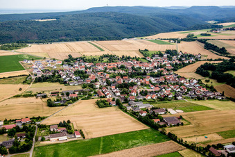Dorf - Ansicht am Rande von landwirtschaftlichen Feldern und Nutzflächen in Tiefenthal im Bundesland Rheinland-Pfalz, Deutschland
