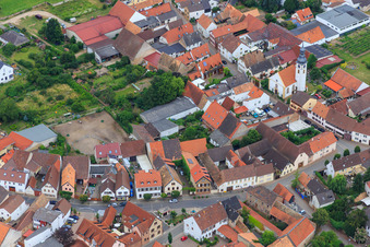 Bismarkstraße x Ludwigstraße mit Martinskirche in Gönnheim im Bundesland Rheinland-Pfalz, Deutschland