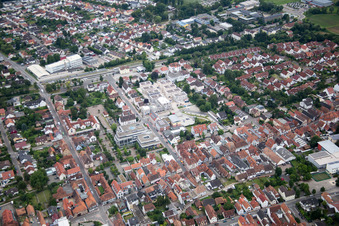 "Im Stadkern" Neubau der RiBa GmbH zw. Bismarck- und Gartenstr in Kandel im Bundesland Rheinland-Pfalz, Deutschland aus der Drohnenperspektive