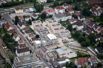 Drohnenaufname von Gebäude- Ensemble- Baustellen zum Neubau eines Stadtquartiers 'Im Stadtkern' in Kandel im Bundesland Rheinland-Pfalz, Deutschland