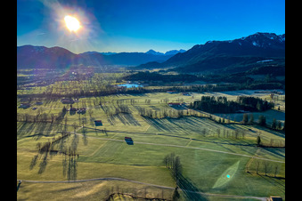 Wintermorgen im Isartal bei Lenggries im Ortsteil Schlegldorf im Bundesland Bayern, Deutschland