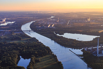 Rheinbrücken und Kinielinger Seee von Süden im Ortsteil Maximiliansau in Wörth am Rhein im Bundesland Rheinland-Pfalz, Deutschland
