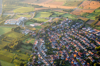 Ortsansicht der Straßen und Häuser der Wohngebiete im Ortsteil Grünwettersbach in Karlsruhe im Ortsteil Palmbach im Bundesland Baden-Württemberg, Deutschland