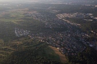 Ortsansicht der Straßen und Häuser der Wohngebiete in Ispringen im Bundesland Baden-Württemberg, Deutschland