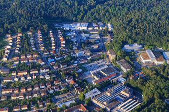 Gewerbegebiet Industriestraße mit Nesper Egon GmbH & Co. KG, OBE GmbH & Co. KG, Gemeinde Ispringen Hallenbad, Otto Riehm Schule, DENTAURUM GmbH & Co. KG und Rutronik Elektronische Bauelemente GmbH im Bundesland Baden-Württemberg, Deutschland