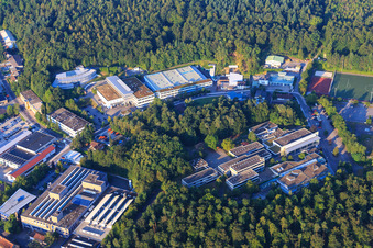 Gewerbegebiet Turnstraße mit OBE GmbH & Co. KG, Gemeinde Ispringen Hallenbad,  Otto Riehm Schule, DENTAURUM GmbH & Co. KG und Rutronik Elektronische Bauelemente GmbH im Bundesland Baden-Württemberg, Deutschland