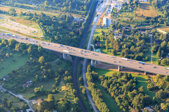 Luftbild von Autobahnbrücke und Rastplatz Kämpfelbach an der A8 im Ortsteil Nordstadt in Pforzheim im Bundesland Baden-Württemberg, Deutschland