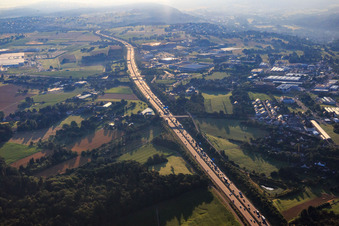 Luftbild von Autobahn Stau über Pforzheim auf der A8 im Ortsteil Nordstadt im Bundesland Baden-Württemberg, Deutschland