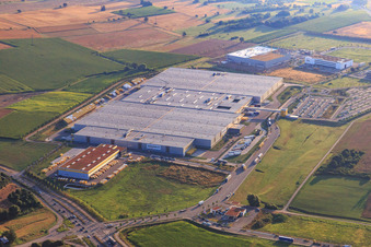 Luftbild von A8 Ausfahrt Pforzheim Nord mit Amazon STR1 Logistikzentrum im Ortsteil Eutingen im Bundesland Baden-Württemberg, Deutschland