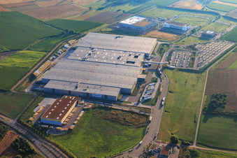 Luftaufnahme von A8 Ausfahrt Pforzheim Nord mit Amazon STR1 Logistikzentrum im Ortsteil Eutingen im Bundesland Baden-Württemberg, Deutschland