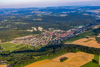 Ortsansicht der Straßen und Häuser der Wohngebiete in Eisingen im Bundesland Baden-Württemberg, Deutschland