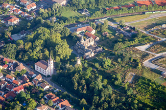 Luftbild von Burganlage des Schloß Gondelsheim in Gondelsheim im Bundesland Baden-Württemberg, Deutschland