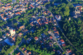 Schloss Gondelsheim über der Evangelische Kirche Gondelsheim im Bundesland Baden-Württemberg, Deutschland