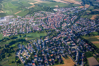 Ortsansicht der Straßen und Häuser der Wohngebiete in Bruchsal im Ortsteil Heidelsheim im Bundesland Baden-Württemberg, Deutschland